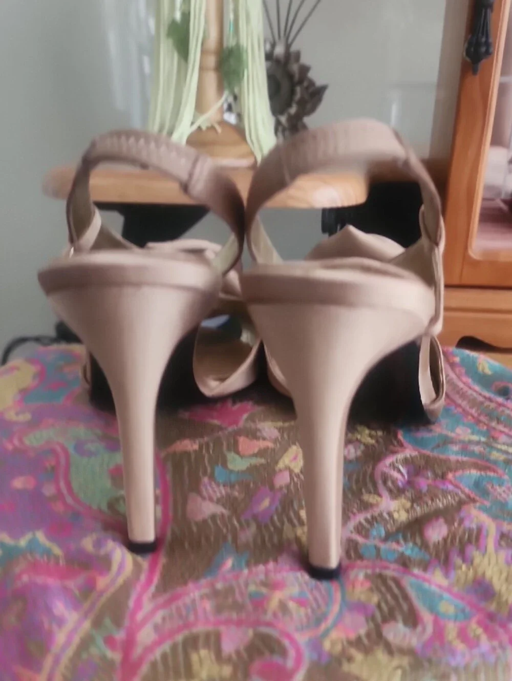 Nina NWOT Taupe Floral Satin Peep-Toe Heels